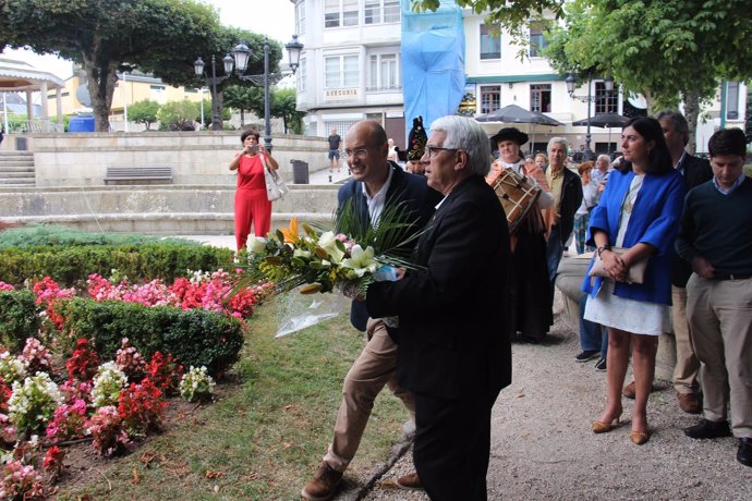 Ofrenda floral do PPdeG ante o busto de Fraga