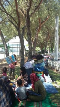 Un grupo de 80 refugiados sirios, menores incluidos, acampan en el parque de la mezquita de la M-30 desde hace días