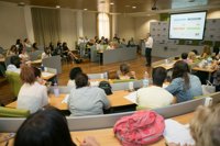 El oncólogo y profesor de la UMA Emilio Alba advierte de los bulos que relacionan algunos alimentos con el cáncer