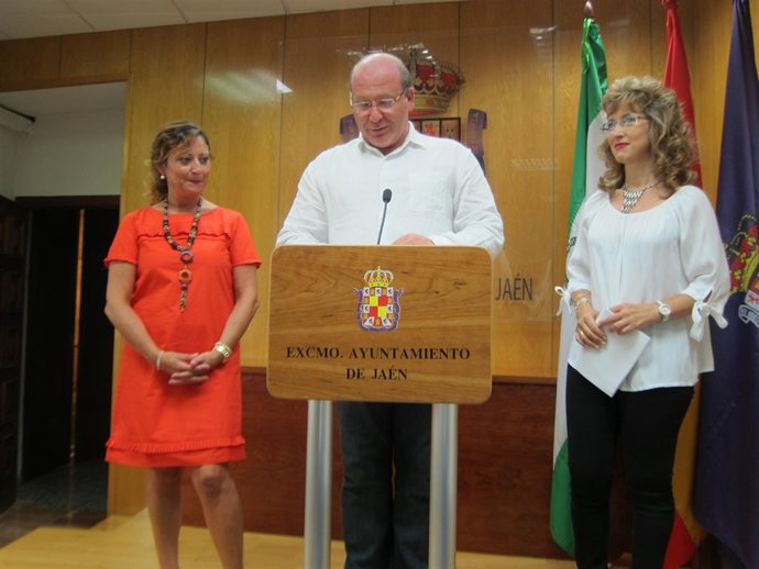 El alcalde durante la rueda de prensa                           
