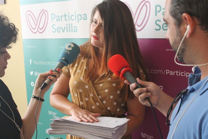 Susana Serrano atiende a los medios.