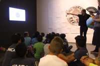 Más de 300 niños reinterpretan la obra del artista David Rodríguez en la DPH