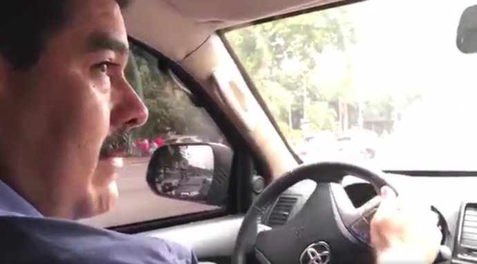 Maduro conduciendo por Caracas