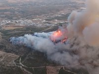 Un incendio en la Sierra de San Miguel obliga a desalojar viviendas y una zona recreativa en Calasparra