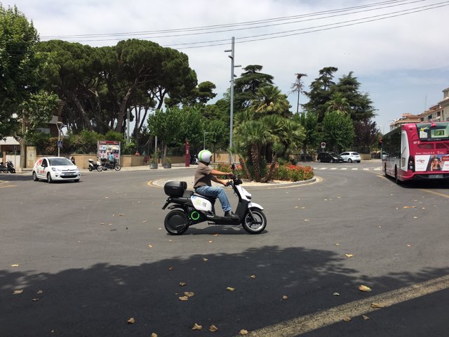 Un treballador municipal condueix una moto elèctrica a Sant Feliu de Llobregat