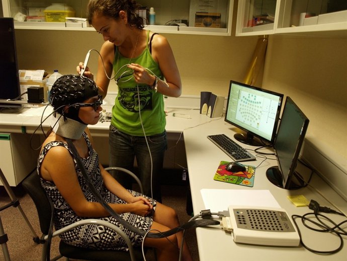 Maria Jesús Ortiz con una de las voluntarias