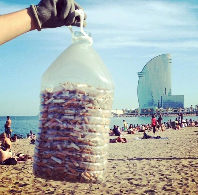 Una de las garrafas recogidas en la jornada 