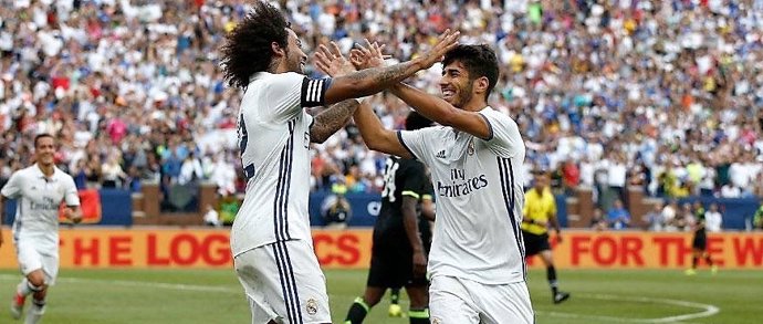 Marco Asensio y Marcelo celebran un gol con el Real Madrid