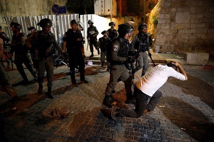 Policía de Israel dispersa a palestinos cerca de la Explanada de las Mezquitas