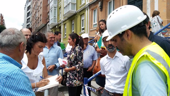 La alcaldesa apunta los teléfonos de los vecinos del edificio de calle del Sol