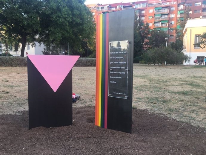 Monumento de reconocimiento a la lucha de los activistas LGTBI en Ripollet