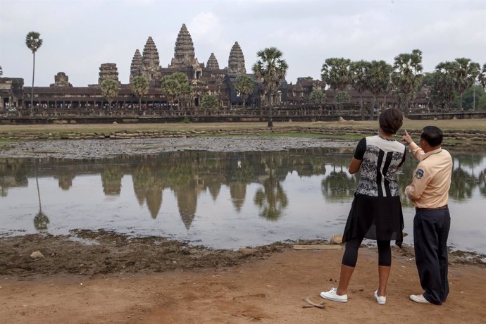 Turista en las ruinas de Angkor, Camboya
