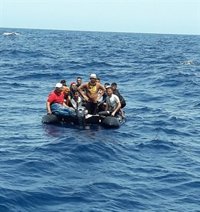 Llegan a Almería las 32 personas, una menor, rescatadas de una patera