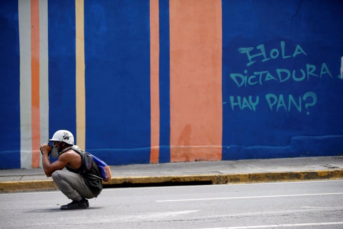 Manifestante durante el paro cívico convocado por la oposición en Venezuela