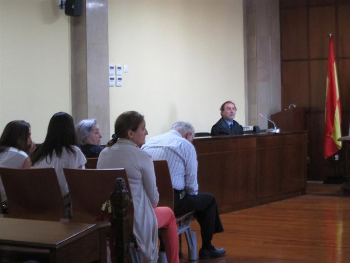 Los cinco acusados, en el banquillo                       