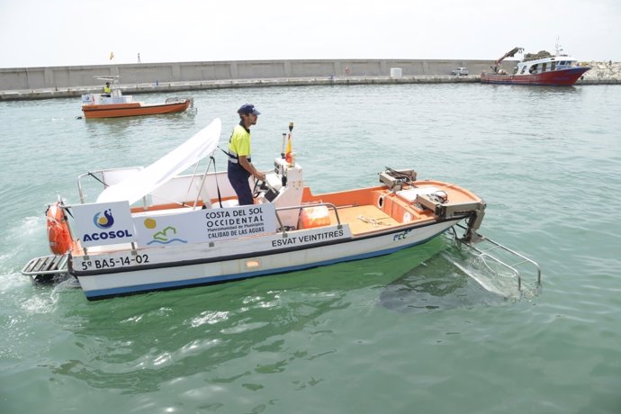 Barco quitanatas torremolinos málaga costa del sol litoral occidental limpieza 