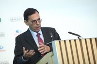 El gobernador del Banco de España con Aznar acude el martes a la comisión de cajas del Congreso