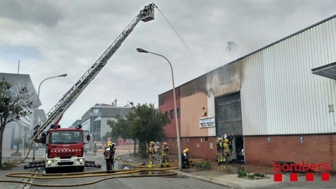 Incendi en una nau industrial de Badalona (Barcelona)