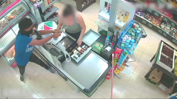 Un dels detingut roba a la caixera també detinguda
