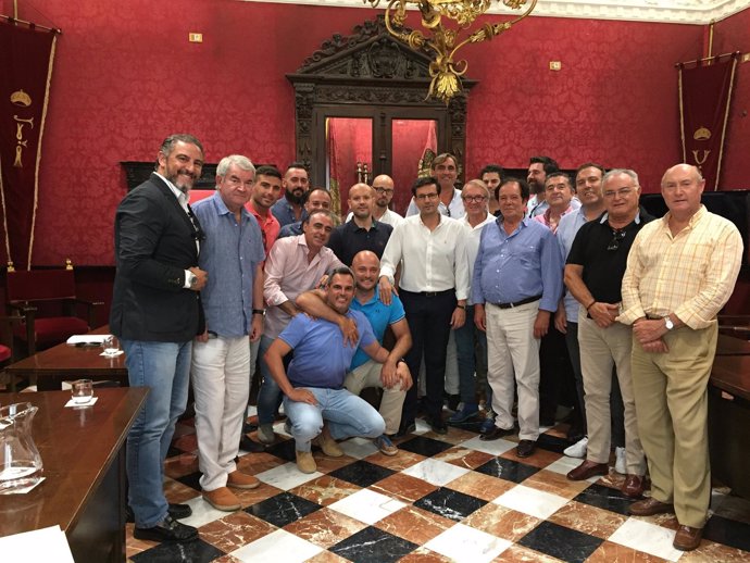 El Alcalde Recibe En El Ayuntamiento A La Federación Andaluza De Salas De Fiesta