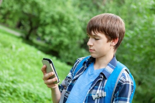 Niño, móvil, smartphone, llamadas a ANAR