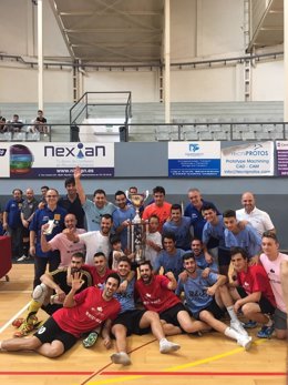 Turull con ganadores del Torneo de 24 horas de fútol sala de Parets