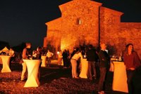 Unas 250 personas disfrutan de productos extremeños mientras contemplan las estrellas desde el Monasterio de Tentudía