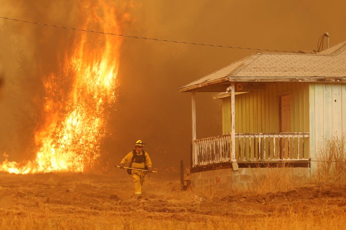 Un bombero trabaja en las labores de extinción del incendio en California. 