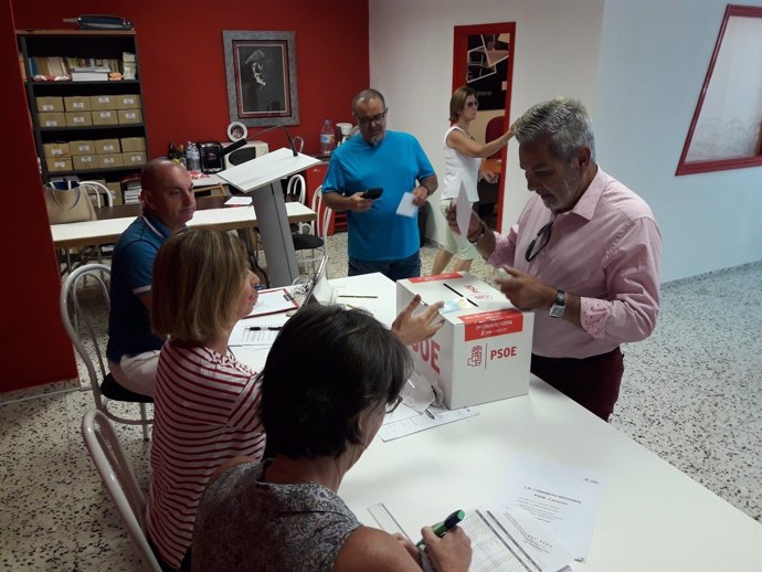 El presidente de la Gestora del PSC-PSOE acude a votar