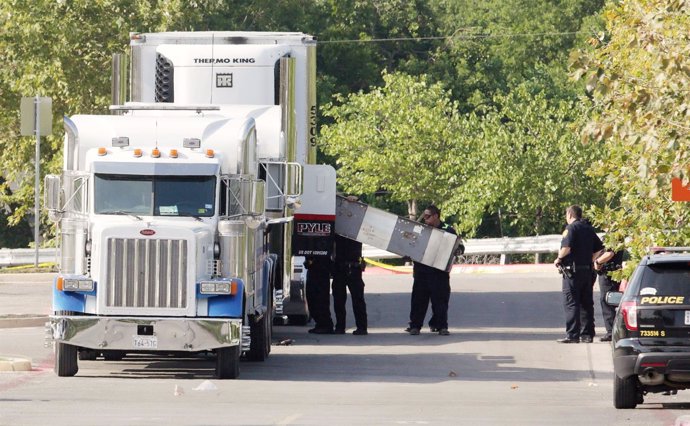 Camión donde han muerto asfixiados ocho inmigrantes en San Antonio, Texas