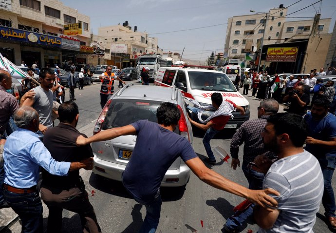 Diversos palestins ataquen el cotxe d'un coló israelià
