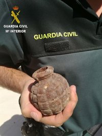 Un vecino de Bujalaro (Guadalajara) halla una granada de la Guerra Civil en su jardín