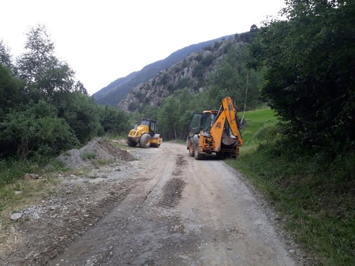 Treballs de compactació de la terra en el Parc Natural de l'Alt Pirineus