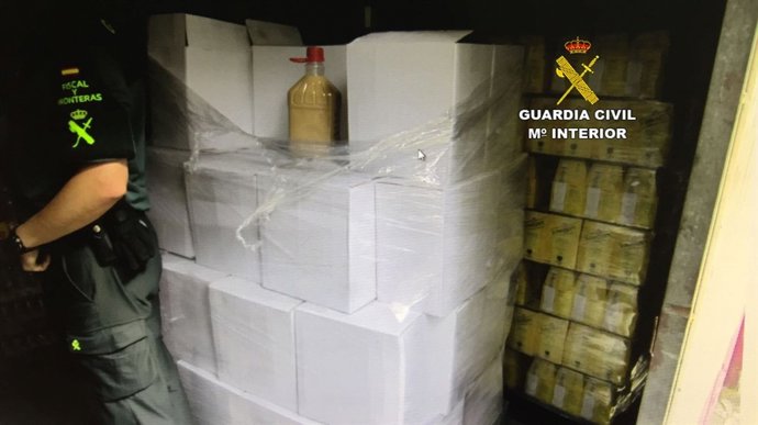 Incautados en una distribuidora de O Morrazo 600 litros de licor de orujo.