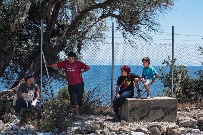 Un niño migrante traumatizado junto a su familia en Lesbos