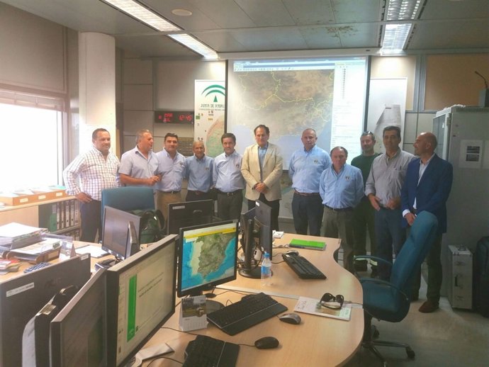 Bomberos forestales chilenos visitan las instalaciones del Plan Infoca