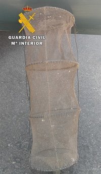 Denunciado por tener un butrón, un arte prohibido para la pesca del cangrejo