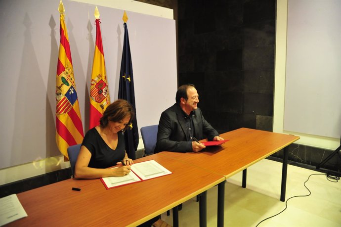 Mayte Pérez y Ramón Millán firman el acuerdo para mejorar escuelas rurales