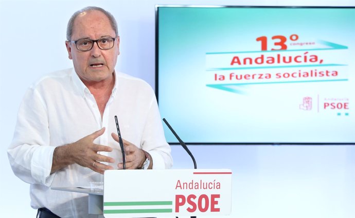 Juan Cornejo, número dos del PSOE-A, en rueda de prensa en la sede regional