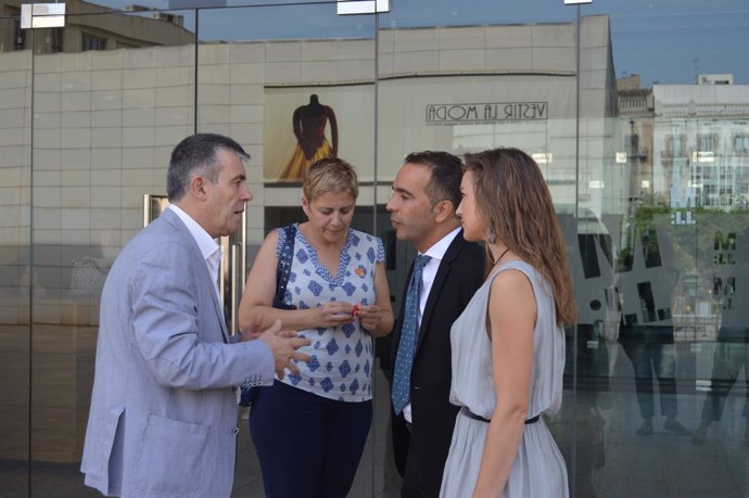 El director del Museu de Lleida, Josep Giralt, con diputados de Partido Aragonés