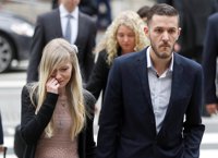 Los padres del niño Charlie Gard abandonan la batalla legal para que reciba tratamiento: "Es demasiado tarde"