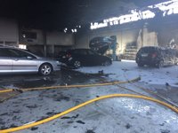 Atendidas dos personas afectadas por quemaduras leves en el incendio de un concesionario en Cartagena