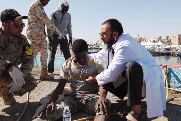 Migrantes rescatados por la Guardia Costera de Libia.