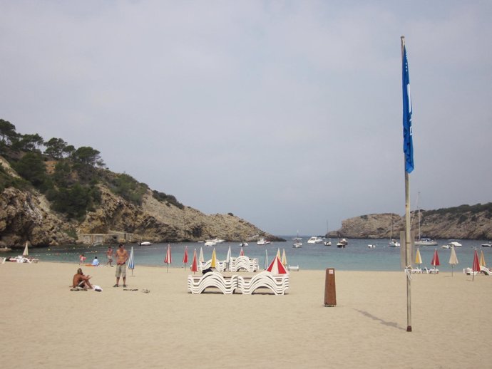 Playa en España con bander azul