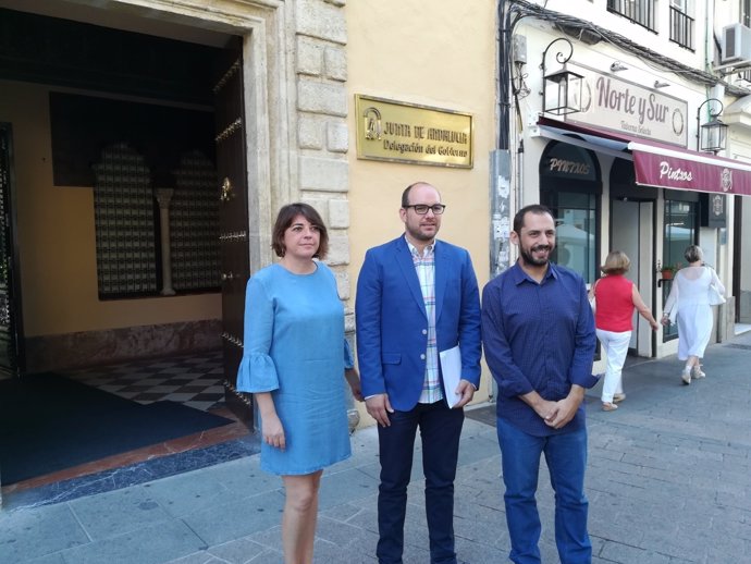 Sánchez (centro), entre Cortés y Pérez, ante la Delegación del Gobierno andaluz