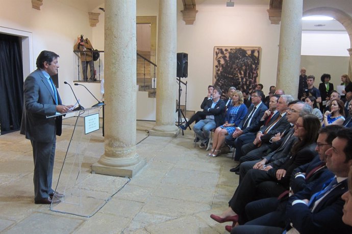 Javier Fernández lee su discurso ante los representantes de Calre.