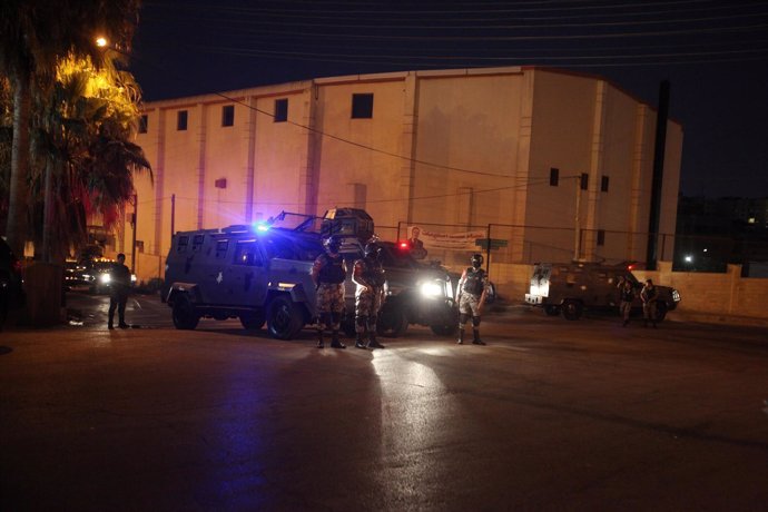 Policías jordanos junto a la Embajada israelí en Amán