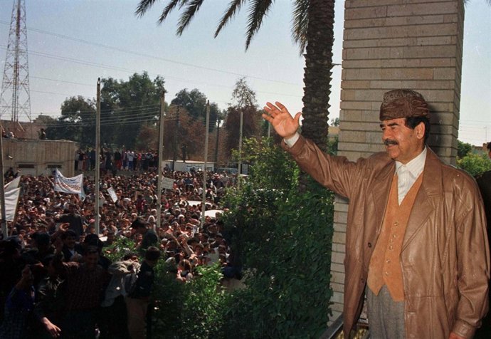 Sadam Husein saluda a la población en 1998