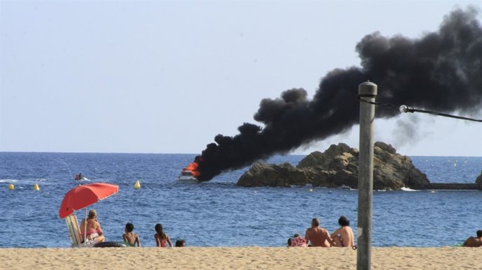 Un yate se incendia en Blanes