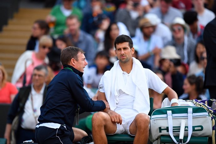Novak Djokovic en un descanso en Wimbledon